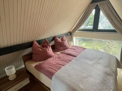 Schlafzimmer mit Doppelbett