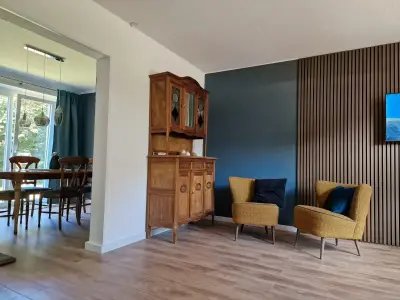 Wohnzimmer mit Durchgang zum Esszimmer