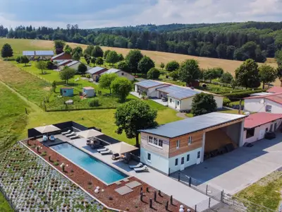 Luftbild Ferienhof mit Pool in der Eifel
