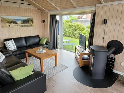 Wohnzimmer mit Kamin und TV