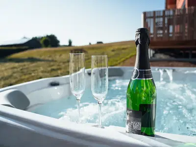 Feierlicher Toast im warmen Wasser