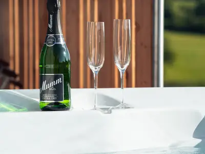 Champagner im Whirlpool
