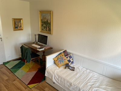 Schlafzimmer mit Schreibtisch (ausziehbares Bett )
