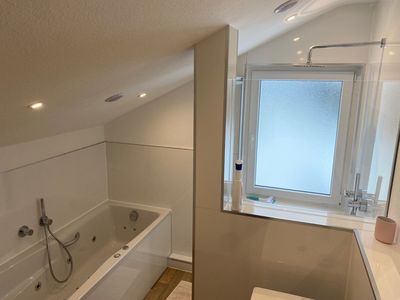 Dusche und Whirlpool und WLAN Musik im oberen Bad - das WC ist separat