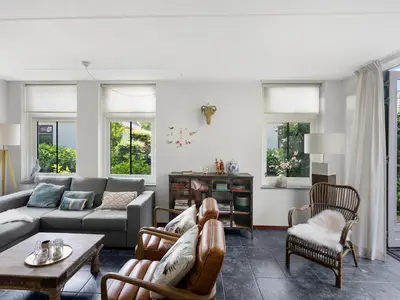 Wohnzimmer mit Sofa und St&uuml;hlen