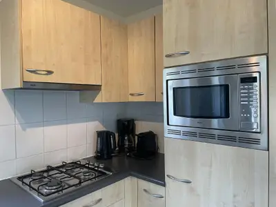 K&uuml;che mit Gasbrennern und Backofen