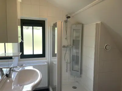 Badezimmer mit Dusche und Waschbecken