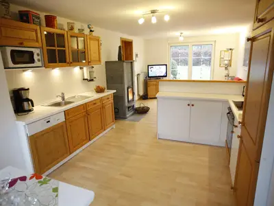 Küche mit Blick in den Garten