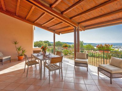 Die große ausgestattete Terrasse mit weitem Blick bis zum Meer