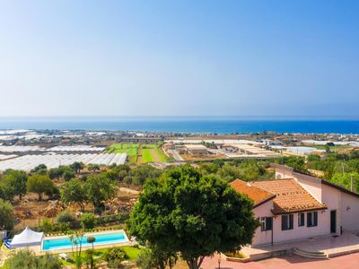 Das Grundstück und der Swimmingpool mit weitem Blick bis zum Meer