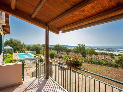 Der Pool und die Aussicht auf die Landschaft von der Terrasse aus