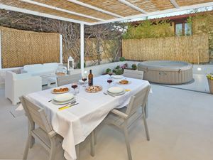 Die Pergola und der ausgestattete private Außenbereich mit Jacuzzi-Röhre