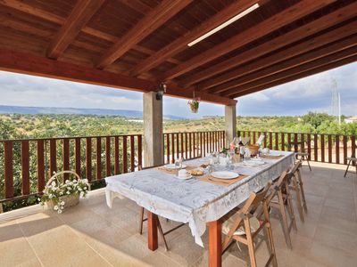 Die große, ausgestattete Terrasse für schöne Mahlzeiten mit schönem Blick auf das Tal