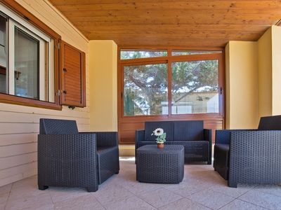 Ausgestattete Loggia mit Zugang zum Garten