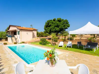 Das Grundstück, der Pool und der ausgestattete Bereich um