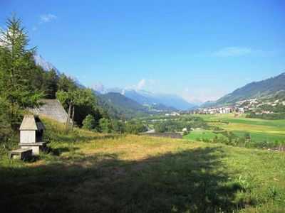 Gartensitzplatz mit Grill, Sicht auf Inn und Scuol