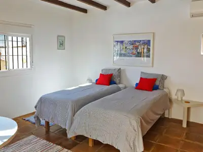 Schlafbereich. Schlafzimmer im Innenhof mit Klimaanlage. Die Betten wurden im Jahr 2018 erneuert.