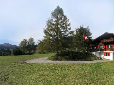 Haus mit Umgebung im Sommer