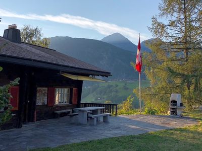 Haus mit Gartensitzplatz im Sommer