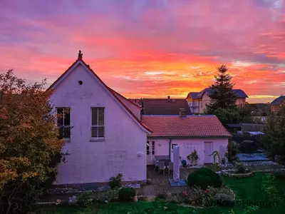 Sonnenaufgang über dem Ferienhaus Rosengarten
