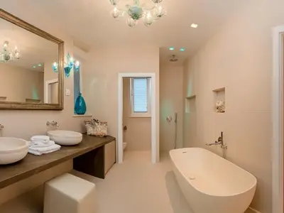 En-suite-Badezimmer zu Master Schlafzimmer