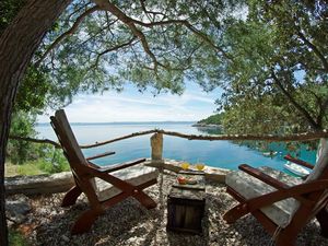 Direkte Umgebung des Objekts. Schattige Terrasse mit Meerblick im Ferienhaus Studena, Insel Brač