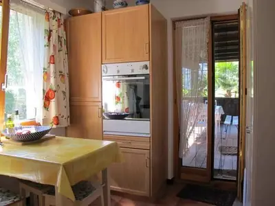 Küche mit Backofen, Glastüre zur Veranda