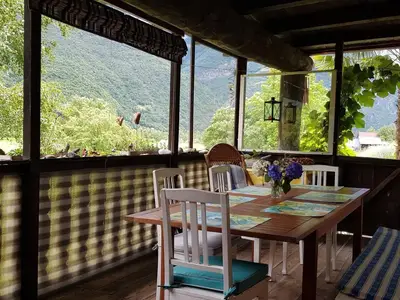 Blick von der Küche auf die einladende Veranda