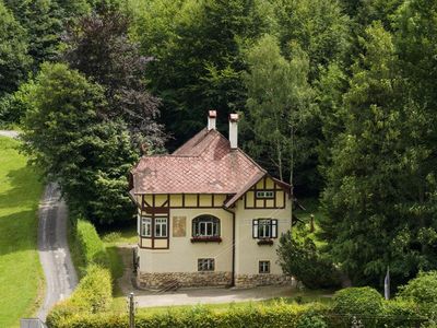 Hausansicht mit wunderschönen Garten