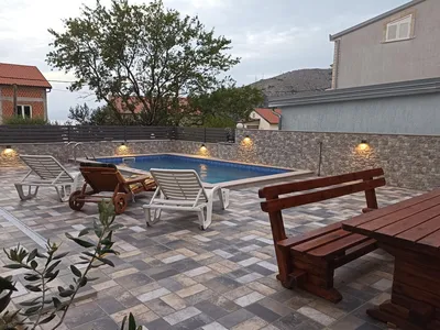 PoolOfHouse