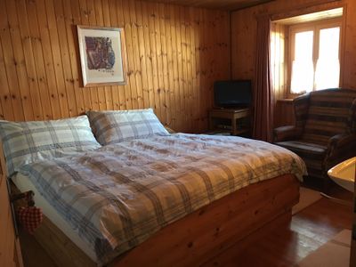 Schlafzimmer aus Arvenholz mit Doppelbett