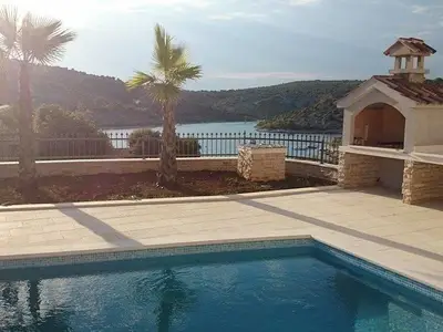 Pool mit Terrasse und Grill