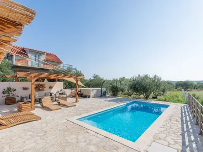 PoolOfHouse
