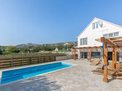 PoolOfHouse