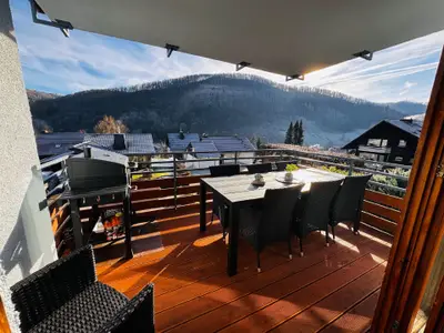 Überdachte untere Terrasse mit großem Holzkohlegrill