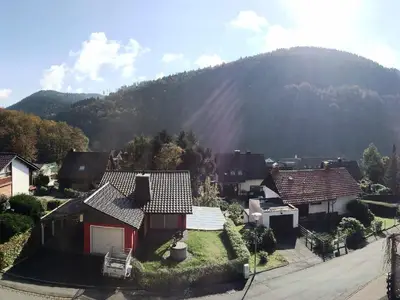 Blick vom oberen Balkon im Sommer