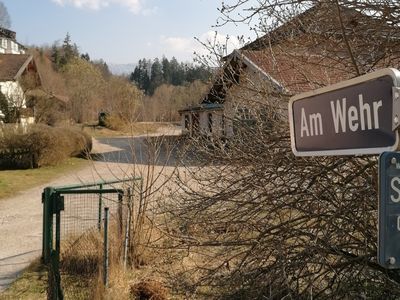 Zufahrt über Wehr zum Parkplatz