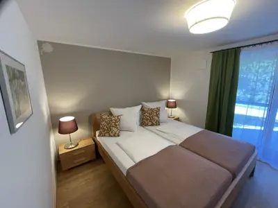 Schlafzimmer 1 mit Doppelbett in Überlänge