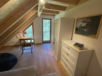 Kinderzimmer 2 mit Blick auf Fensterfront