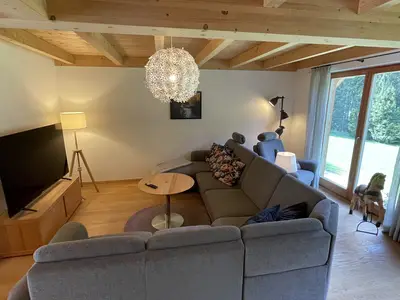 Wohnzimmer mit Eichenparkett, Smart TV und einer Leseecke zum Entspannen