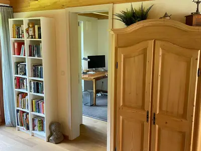 Rückzugsraum zum Telefonieren mit Monitor und HDMI Kabel für den Laptop