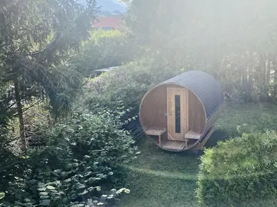 Fasssauna im Garten