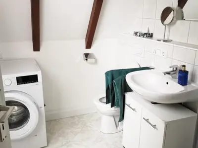 Badezimmer mit Dusche und Wasch/Trockner