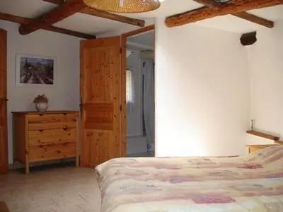 Zimmer mit doppelbett und schrank