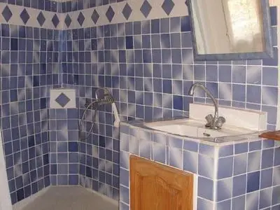 Bad mit Dusche , wc und Waschbecken