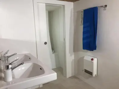 Doppellavabo,dahinter WC