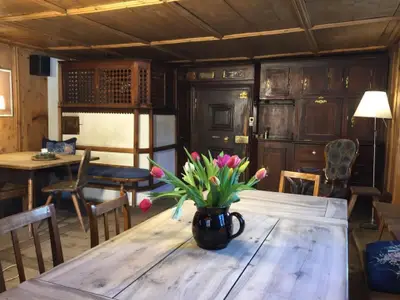 Wohnstube Mit Engadiner Ofen und Buffet