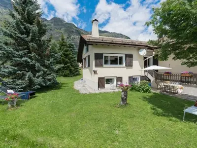 Aussenansicht Sommer mit Garten