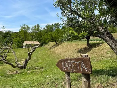 Straßenschild zeigt 50 Meter bis zur Holiday Home Kažeta.