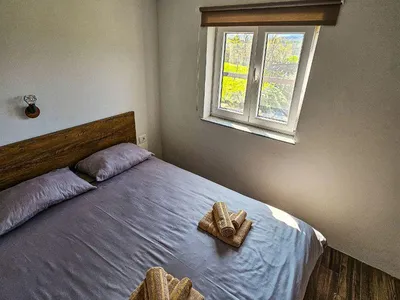 Schlafzimmer mit einem 160 x 200 cm Bett und einem Kleiderschrank.